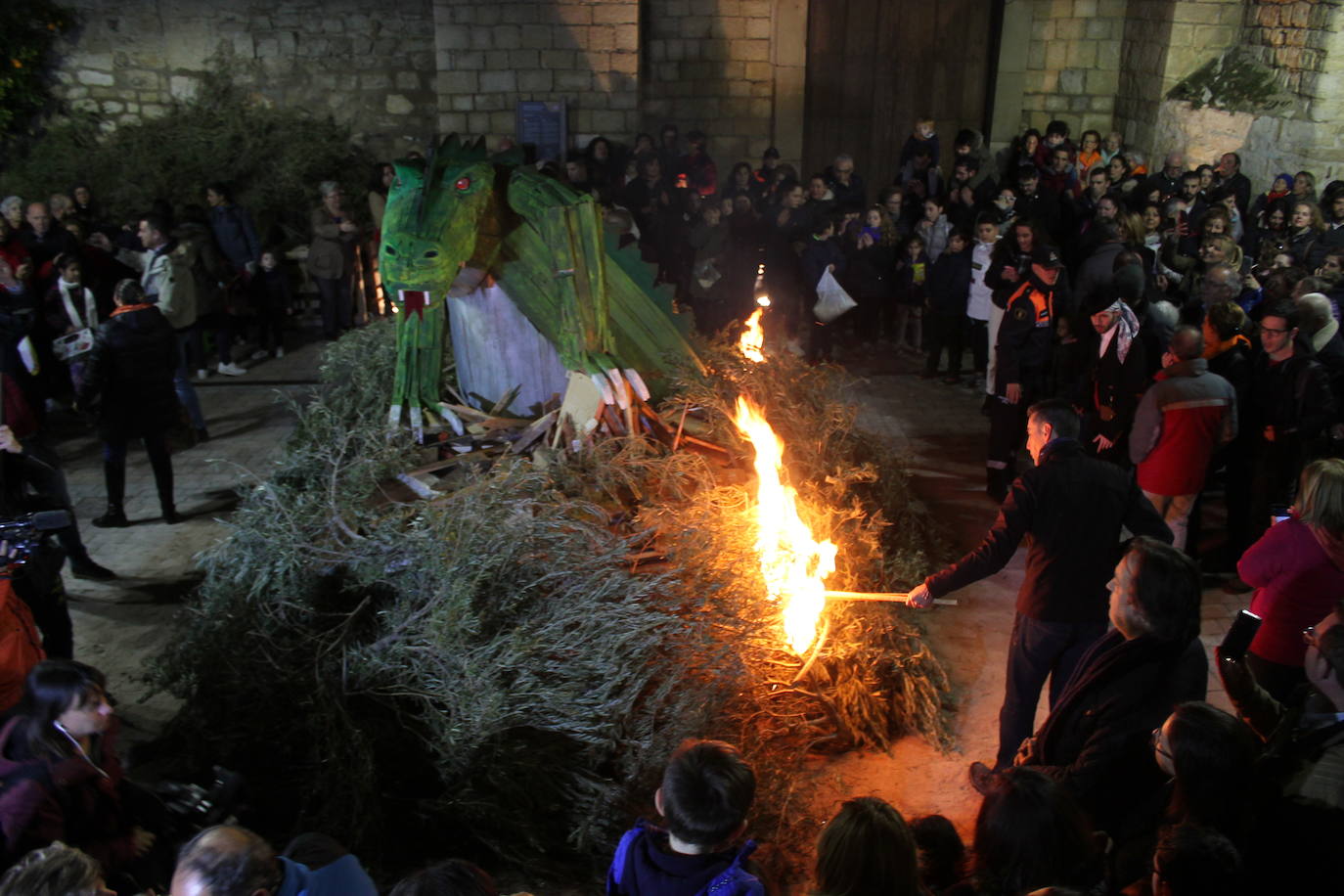 La noche del 16 de enero, la de San Antón, es siempre de tradición en Jaén, pero este año, lo ha sido un poco más, ya que hubo nueve lumbres, además de la oficial