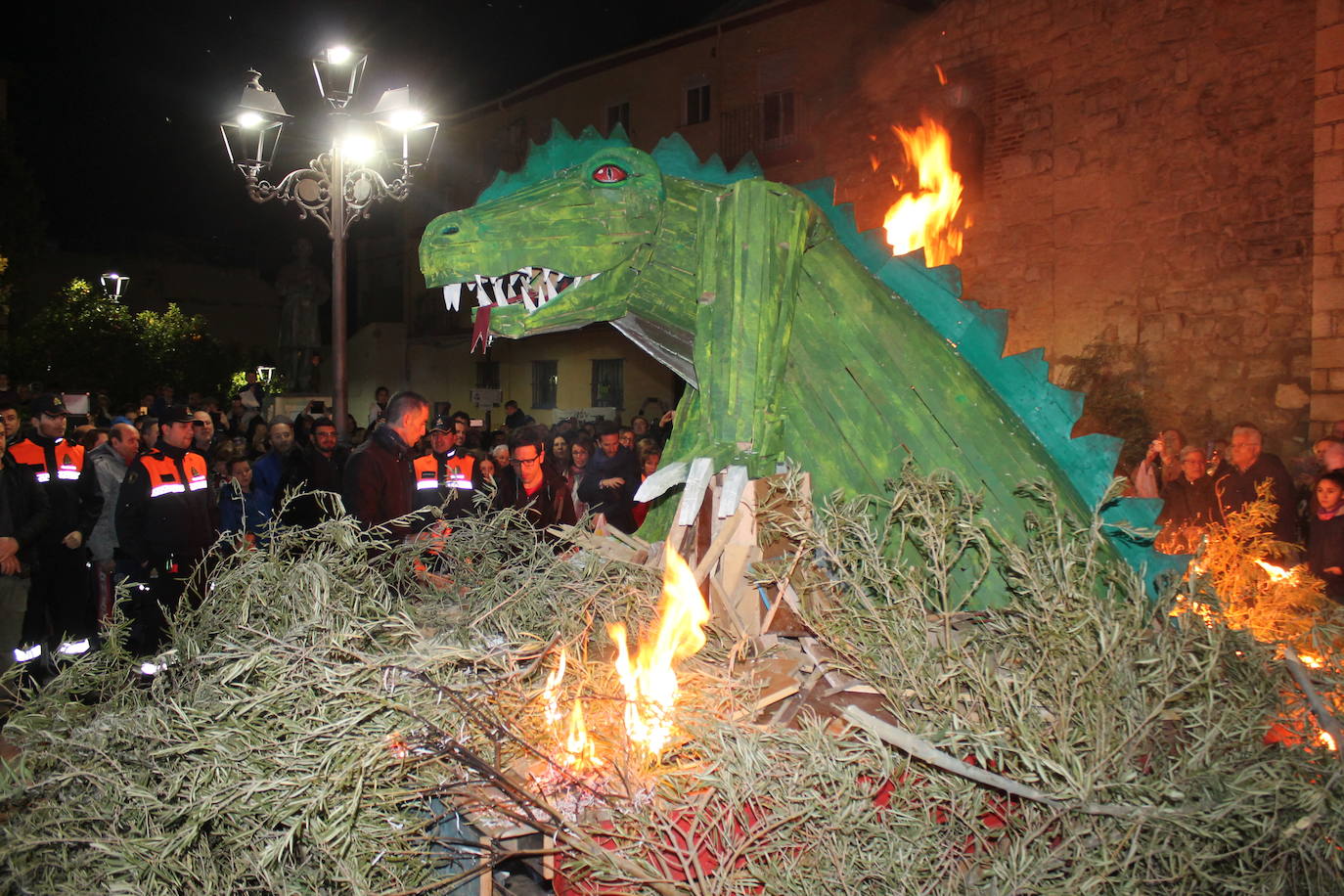 La noche del 16 de enero, la de San Antón, es siempre de tradición en Jaén, pero este año, lo ha sido un poco más, ya que hubo nueve lumbres, además de la oficial
