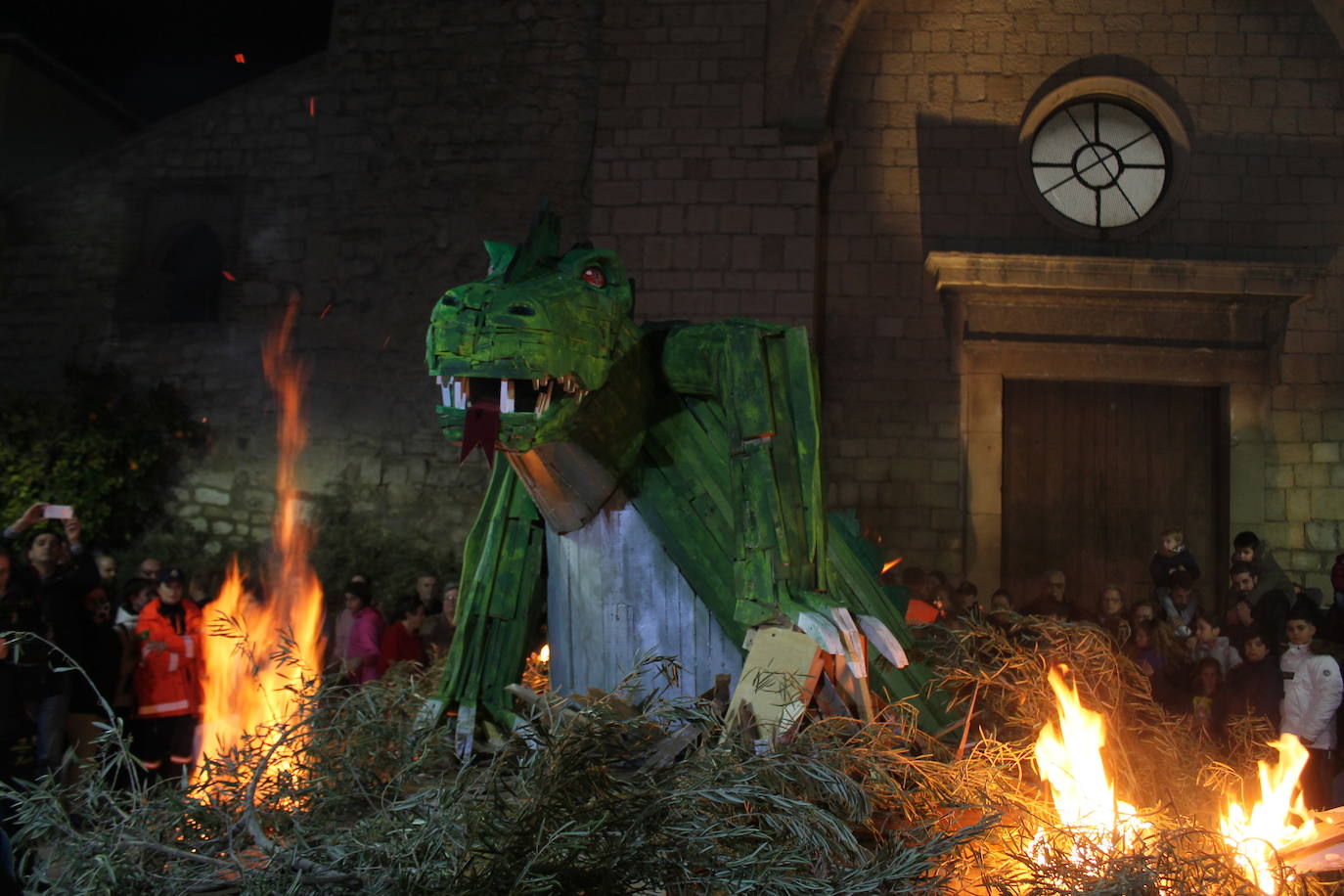 La noche del 16 de enero, la de San Antón, es siempre de tradición en Jaén, pero este año, lo ha sido un poco más, ya que hubo nueve lumbres, además de la oficial
