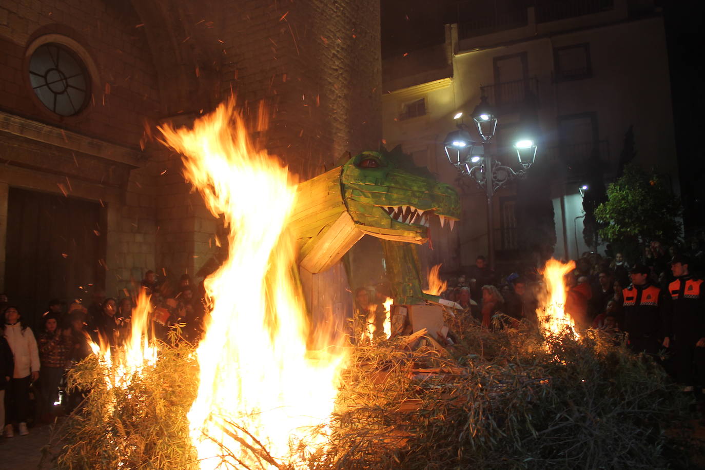 La noche del 16 de enero, la de San Antón, es siempre de tradición en Jaén, pero este año, lo ha sido un poco más, ya que hubo nueve lumbres, además de la oficial