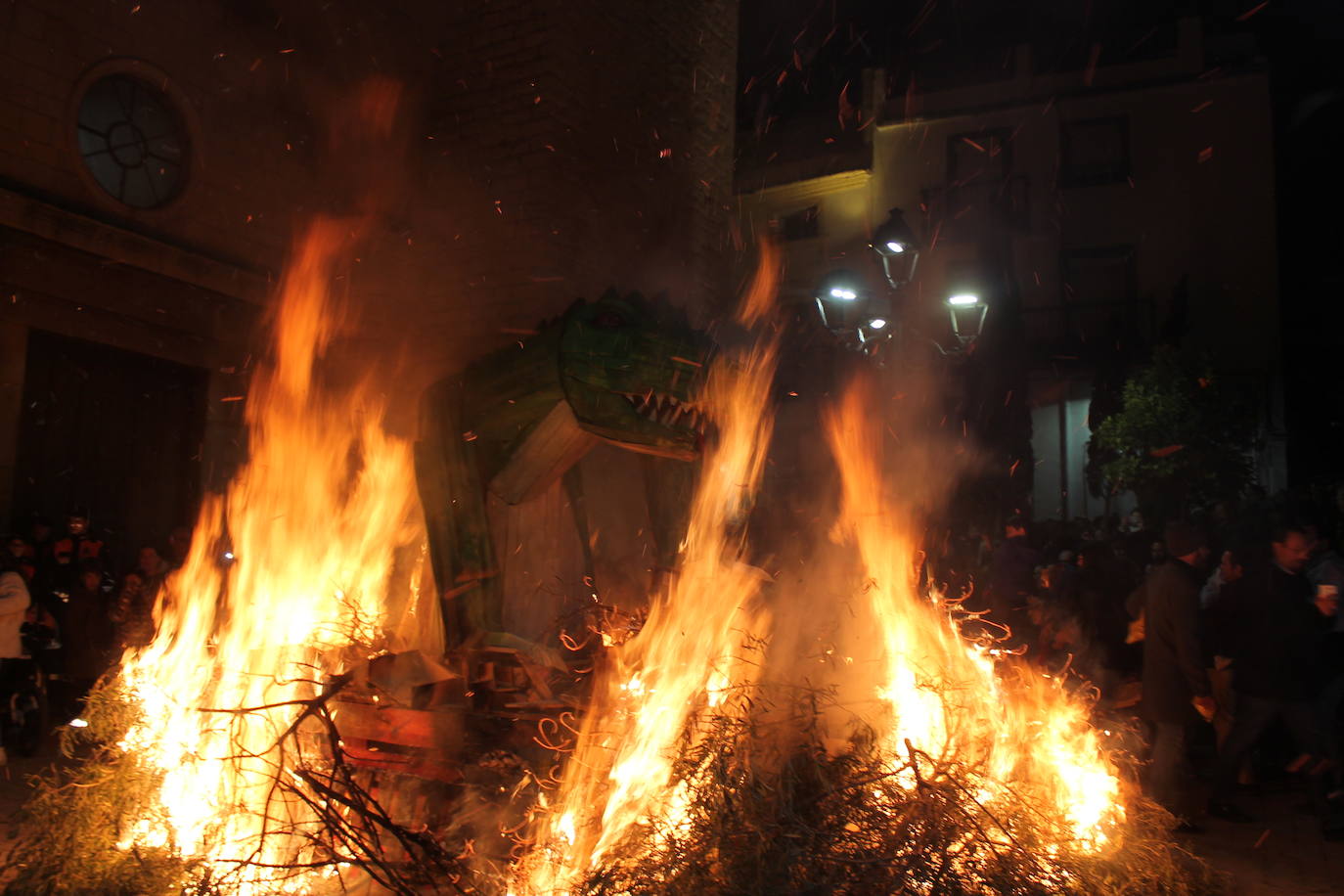 La noche del 16 de enero, la de San Antón, es siempre de tradición en Jaén, pero este año, lo ha sido un poco más, ya que hubo nueve lumbres, además de la oficial