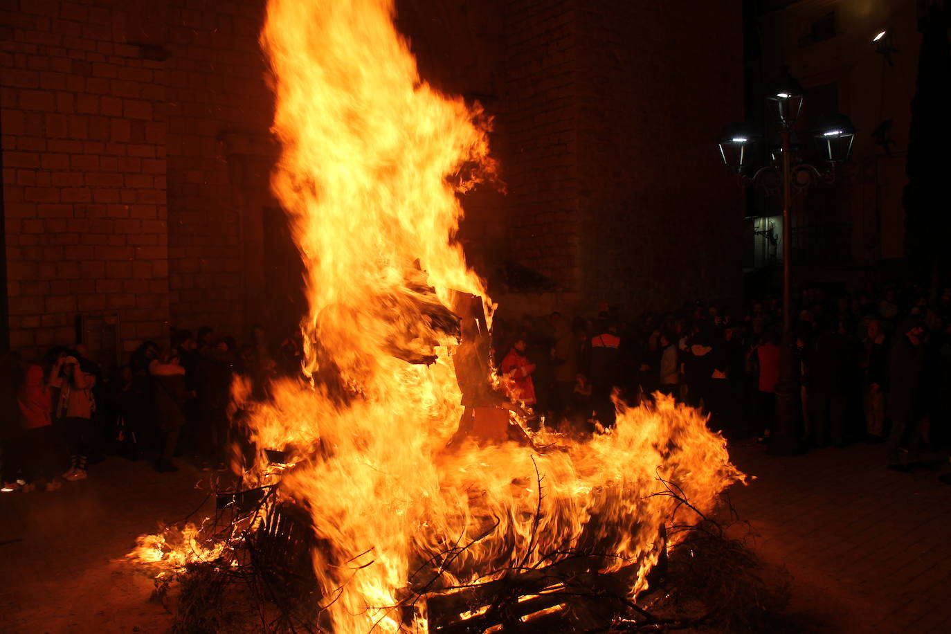 La noche del 16 de enero, la de San Antón, es siempre de tradición en Jaén, pero este año, lo ha sido un poco más, ya que hubo nueve lumbres, además de la oficial