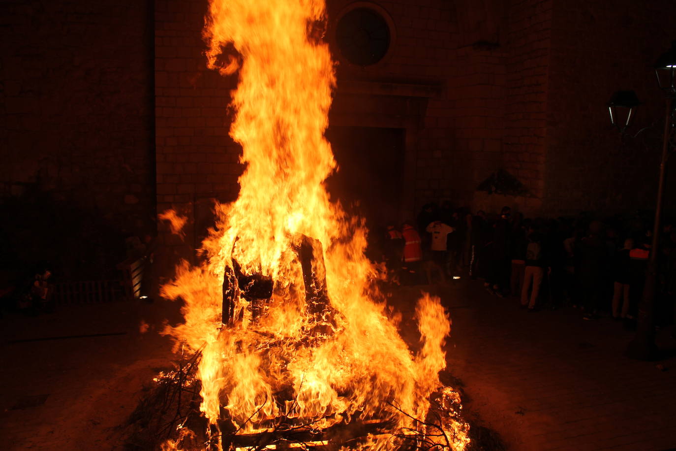 La noche del 16 de enero, la de San Antón, es siempre de tradición en Jaén, pero este año, lo ha sido un poco más, ya que hubo nueve lumbres, además de la oficial