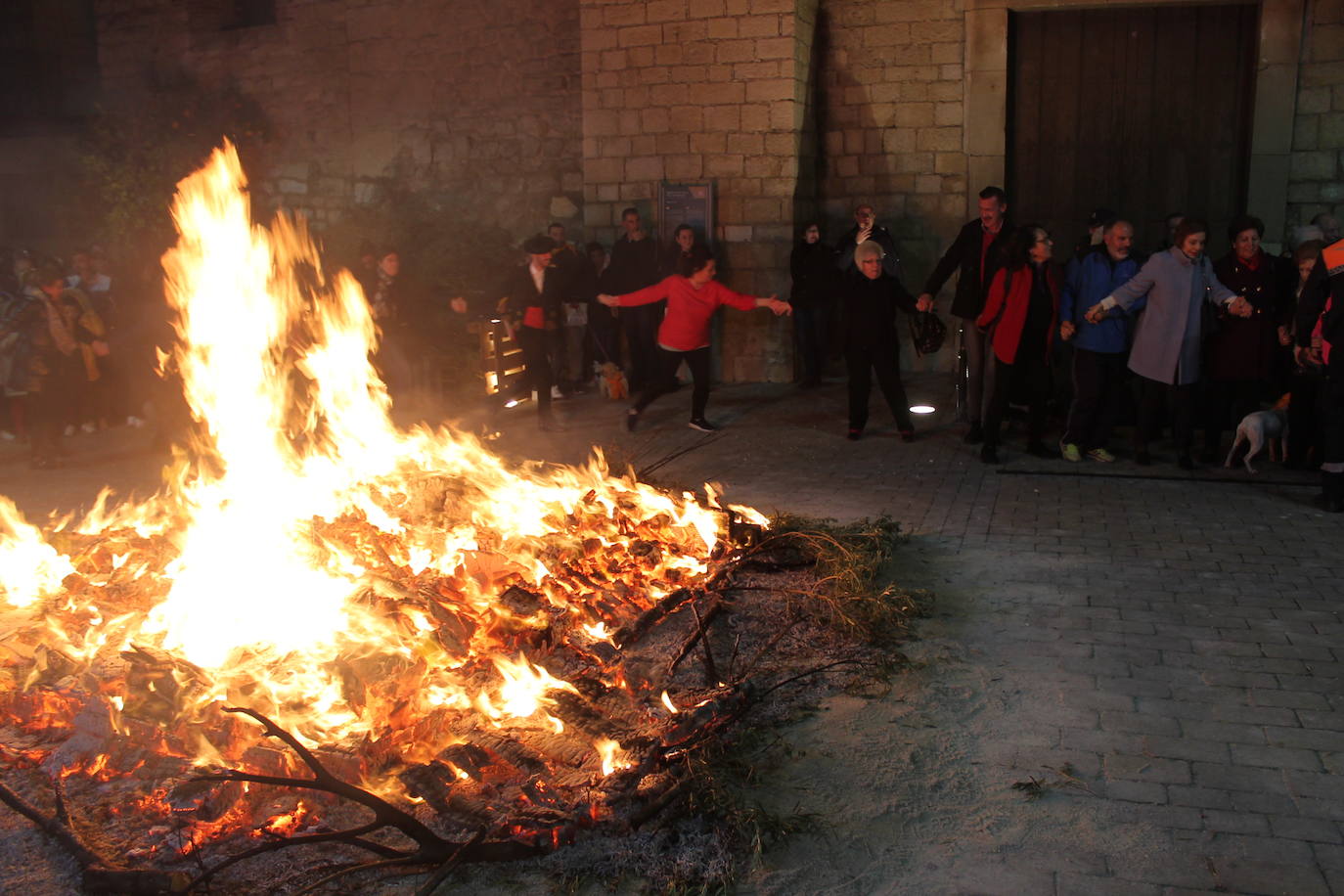 La noche del 16 de enero, la de San Antón, es siempre de tradición en Jaén, pero este año, lo ha sido un poco más, ya que hubo nueve lumbres, además de la oficial