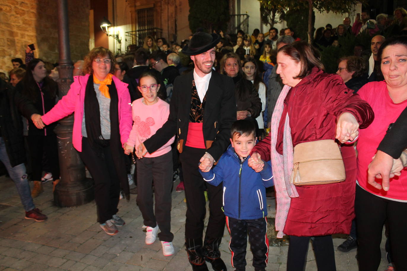 La noche del 16 de enero, la de San Antón, es siempre de tradición en Jaén, pero este año, lo ha sido un poco más, ya que hubo nueve lumbres, además de la oficial