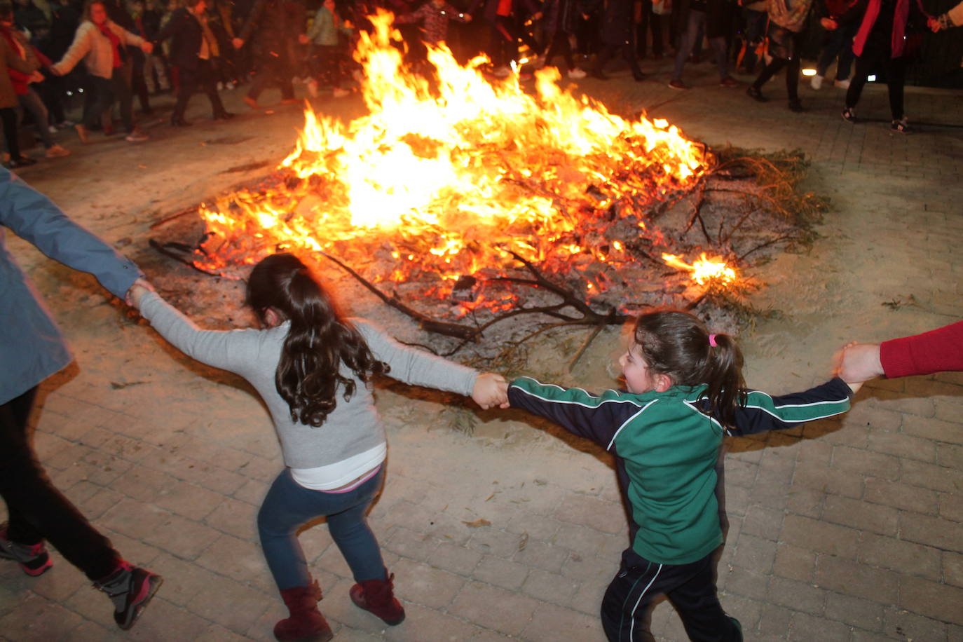 La noche del 16 de enero, la de San Antón, es siempre de tradición en Jaén, pero este año, lo ha sido un poco más, ya que hubo nueve lumbres, además de la oficial