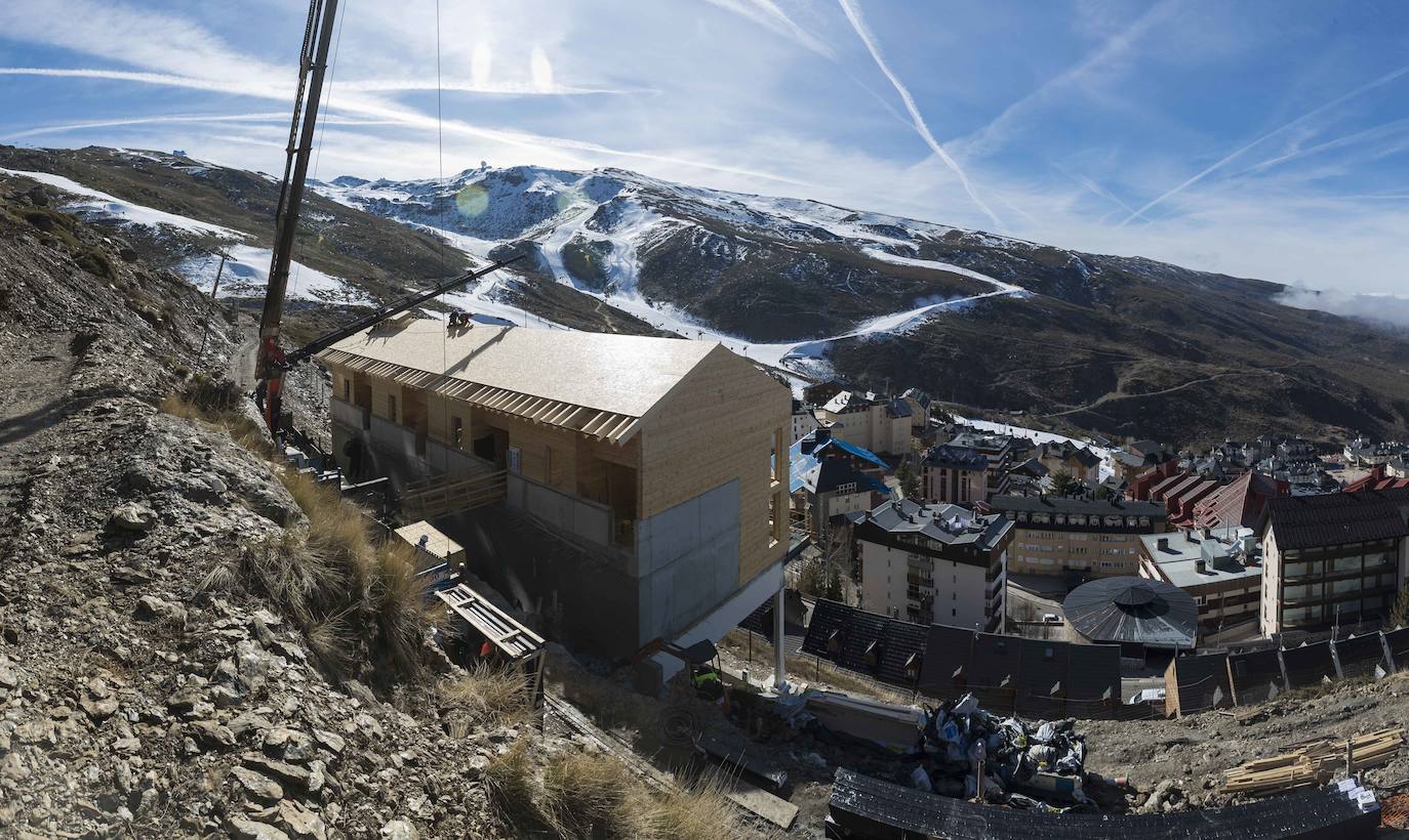 Imagen de los terrenos donde se levantará el proyecto Arttysur Lux Village y ya se pueden ver el avance de la casa piloto de la promoción. 