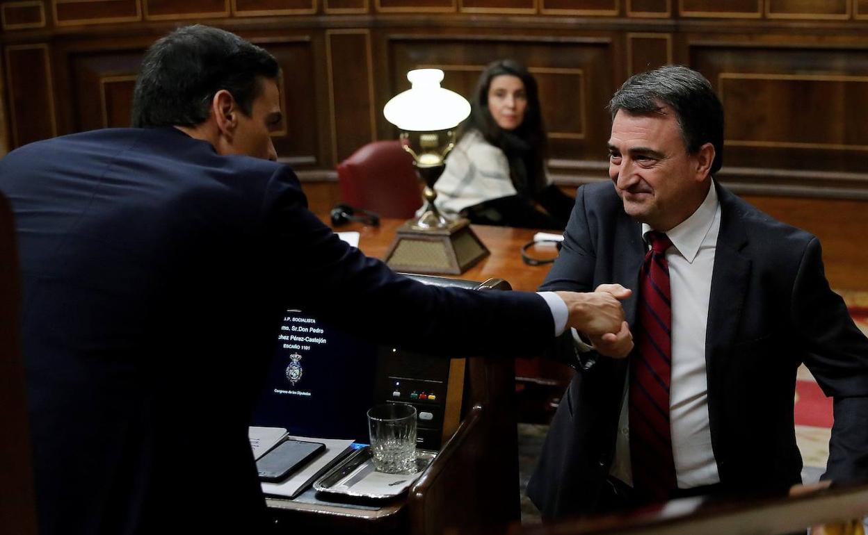 El presidente del Gobierno, Pedro Sánchez, y el portavoz del PNV en el Congreso, Aitor Esteban. 