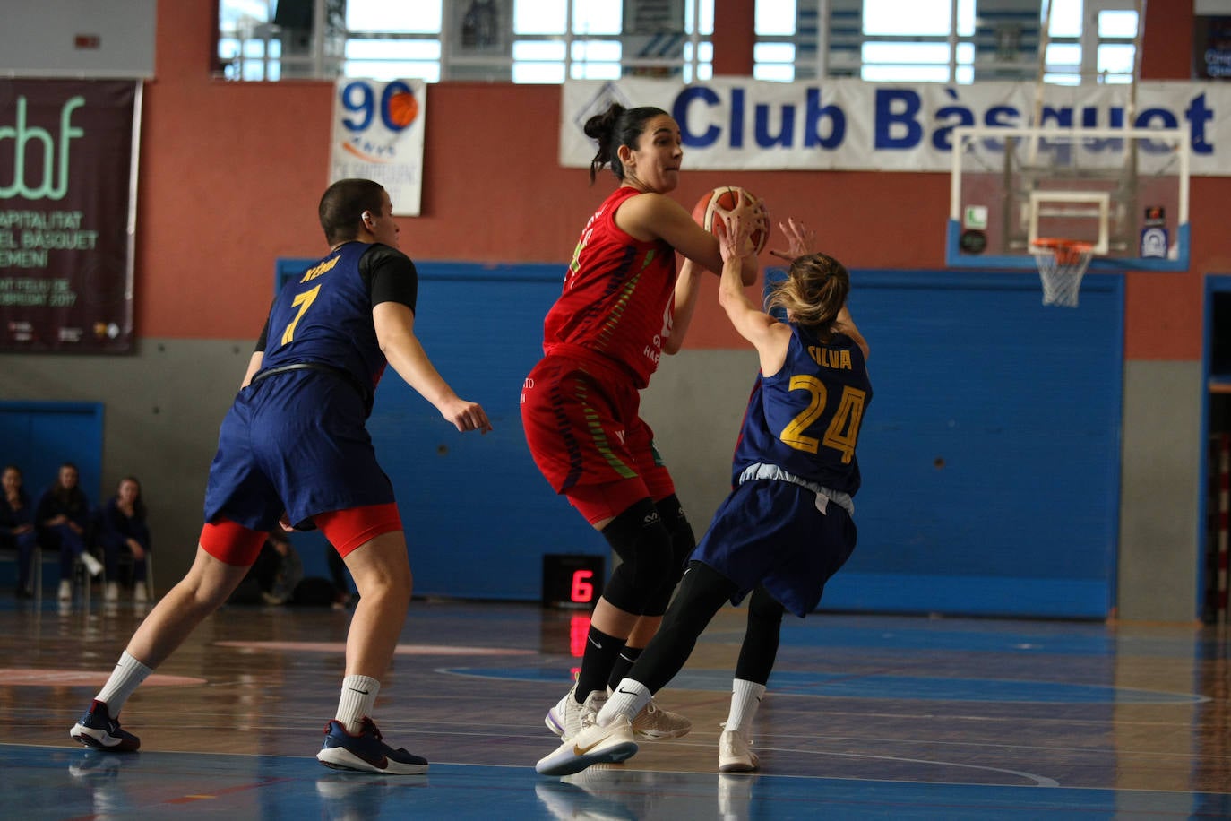 Las granadinas no lograron estar acertadas en sus tiros a canasta y perdieron en un partido con poca anotación 