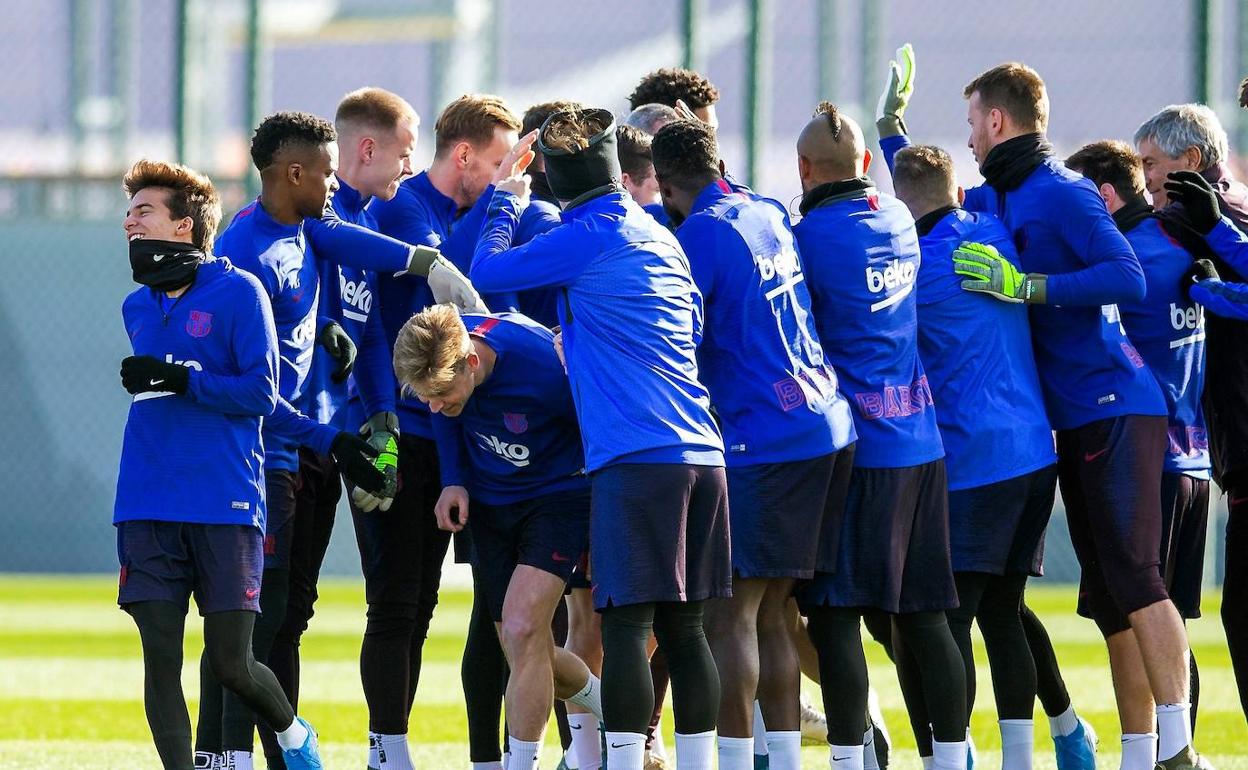 Los jugadores del Barcelona arrancan con buen humor uno de sus entrenamientos. 