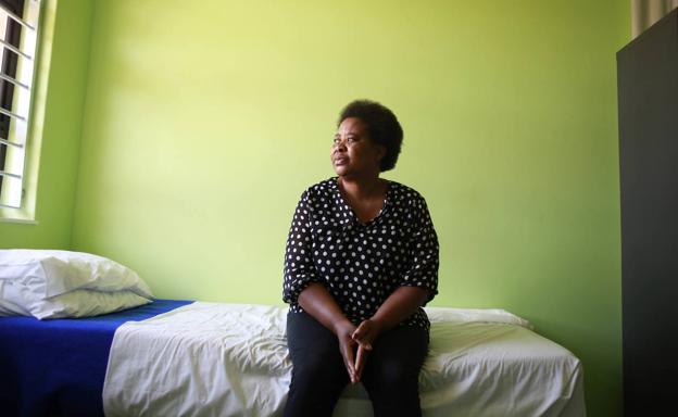 «Soy Poppy Makgobatlou, una mujer a la que su marido maltrató durante años. Antes escondía mis problemas. Ya no. Eso te mata desde dentro», proclama esta valiente sudafricana. 