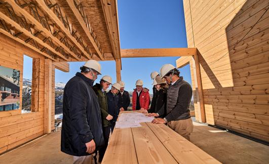 El promotor junto a responsbles de la obra. 