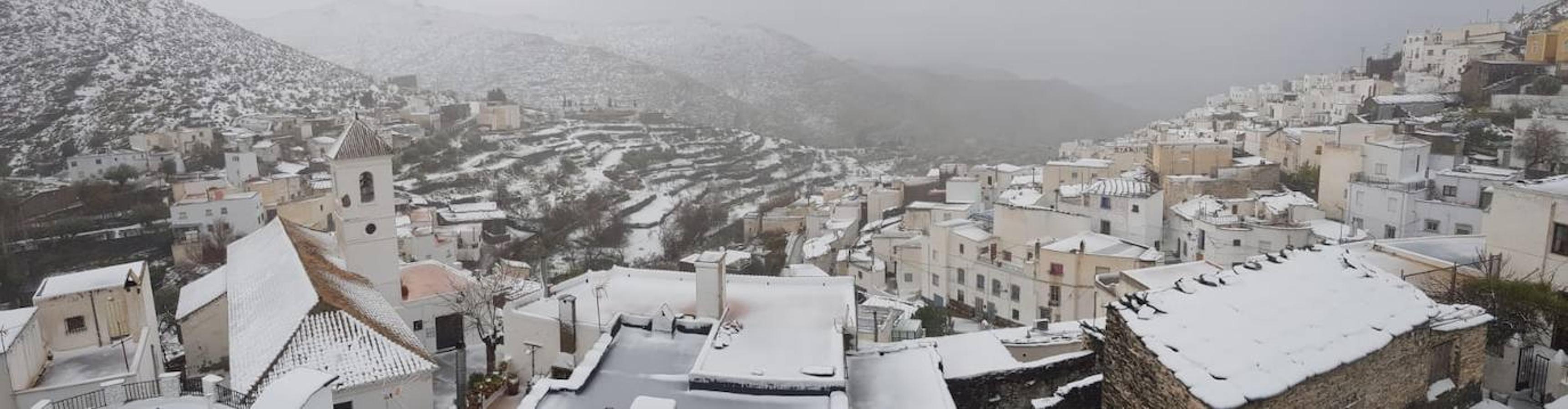 Almería se tiñe de blanco.