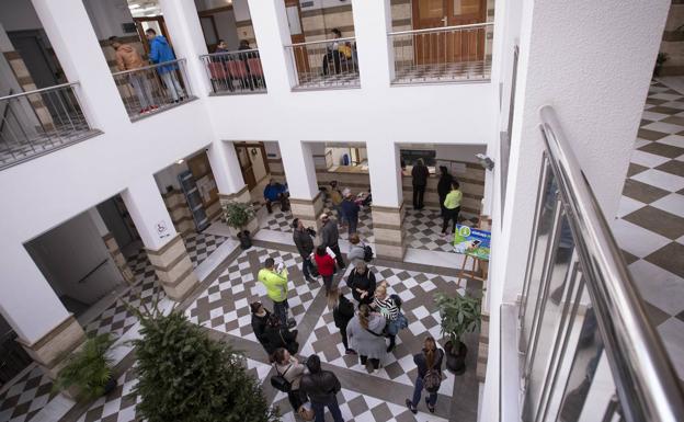 Largas colas en el Ayuntamiento durante la semana pasada, por las inscripciones a la bolsa de empleo. 