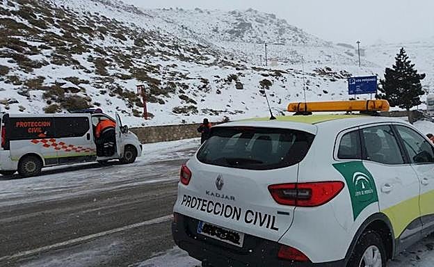 Rescatadas tres personas atrapadas en su coche por culpa del temporal en Almería