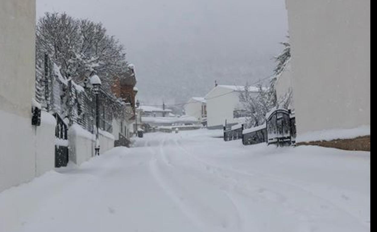 Gor (Granada) está incomunicado por la nieve y no hay colegio ni médico
