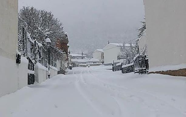 Gor está incomunicado por medio metro de nieve y no hay colegio ni médico
