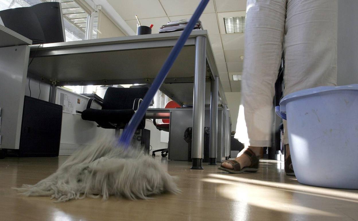 Polémica oferta de trabajo | Buscan a limpiadora «sin hijos» para trabajar 24 horas por 500€ | Ideal