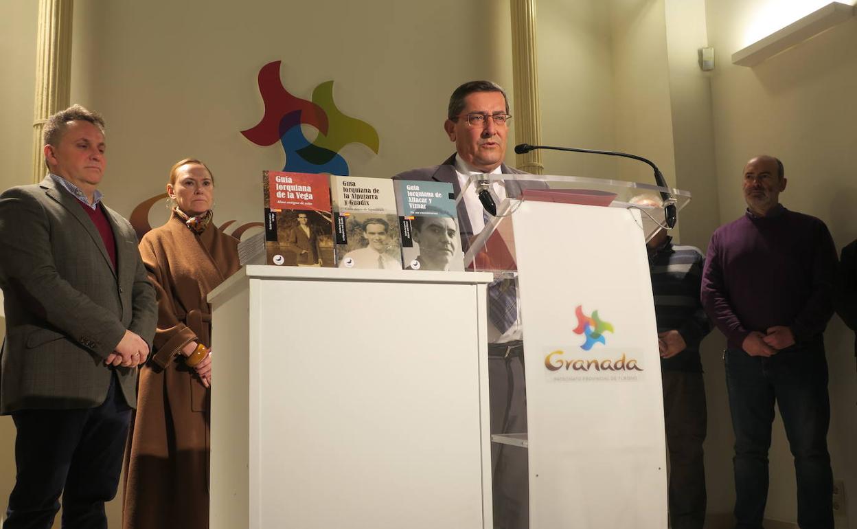 José Entrena, presidente de la Diputación, durante la presentación de las guías.