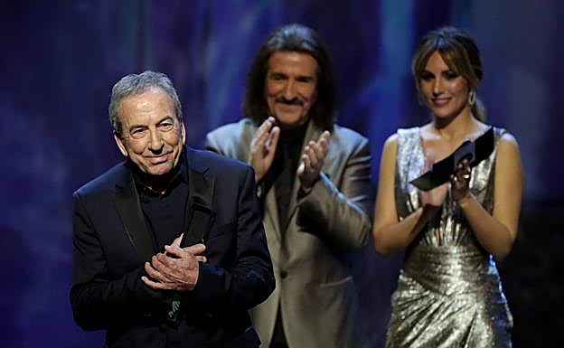 Imagen principal - José Luis Perales, Estopa y la presidenta del Congreso de los Diputados, Meritxel Batet, y el presidente de la Entidad de Gestión de los derechos de la Propiedad Intelectual (Agedi), Antonio Guisasola.