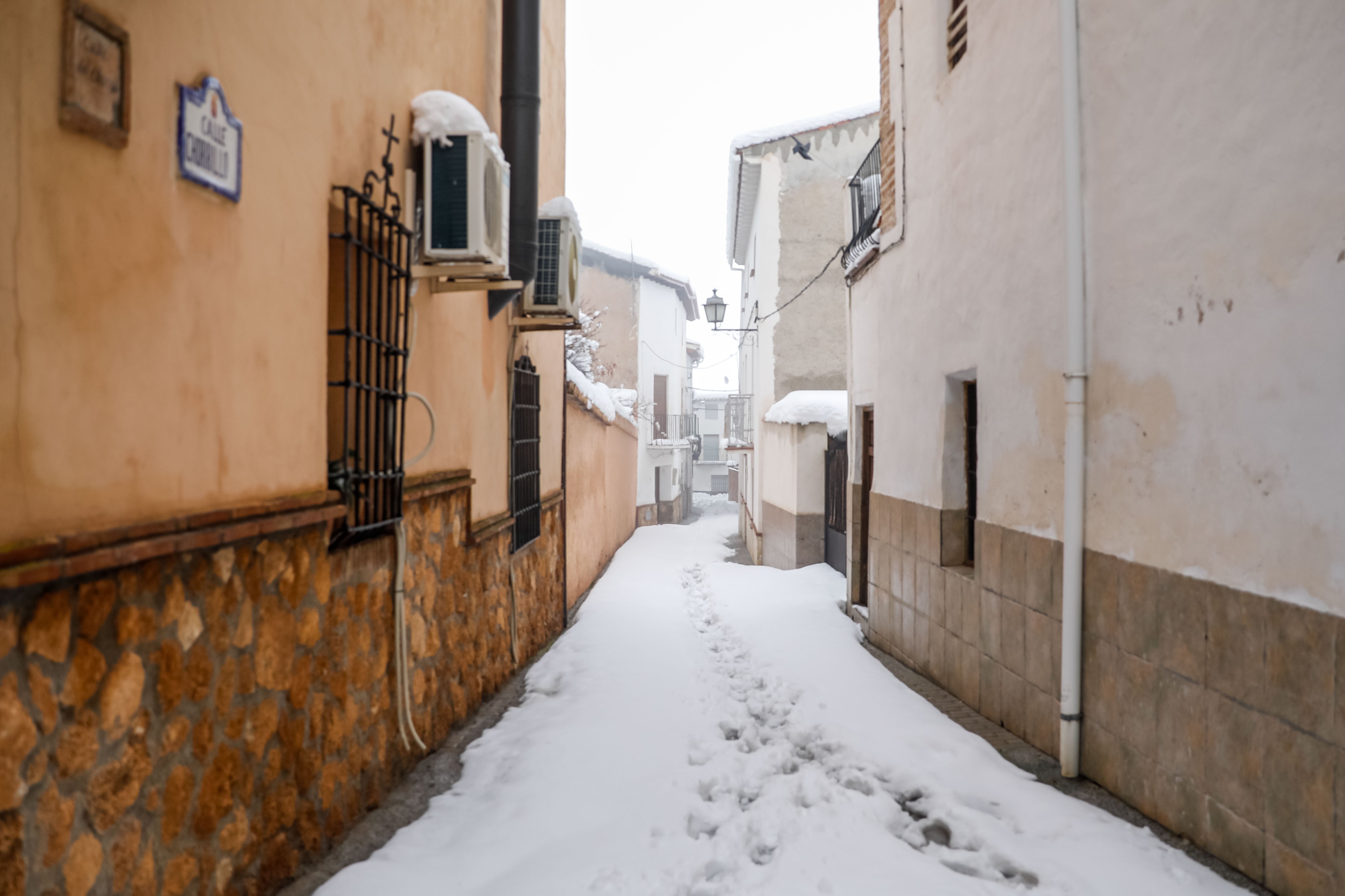 Son los propios vecinos los que arriman el hombro para abrir senderos en los muros de nieve,que ha dejado estampas para el recuerdo