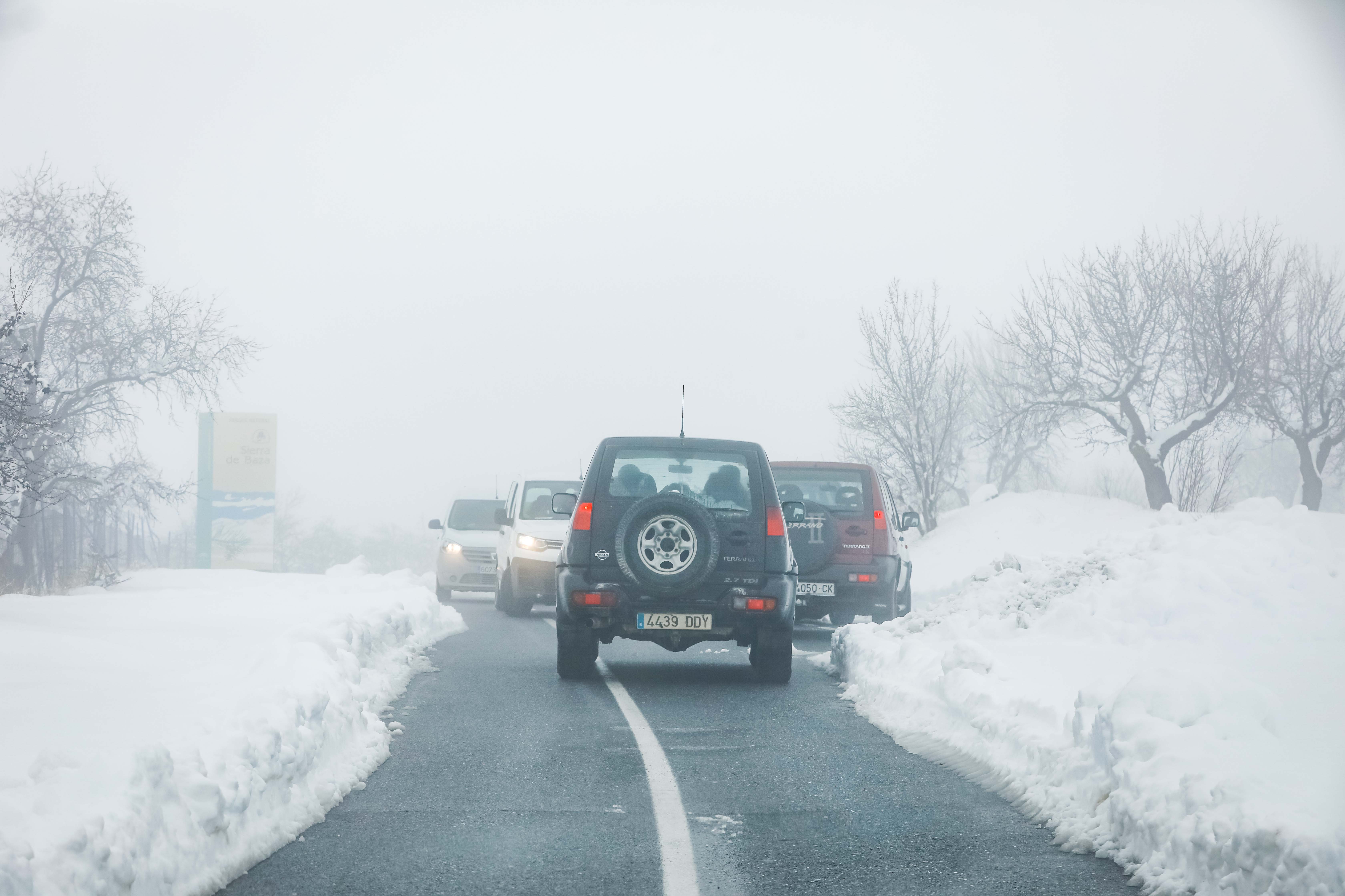 Son los propios vecinos los que arriman el hombro para abrir senderos en los muros de nieve,que ha dejado estampas para el recuerdo