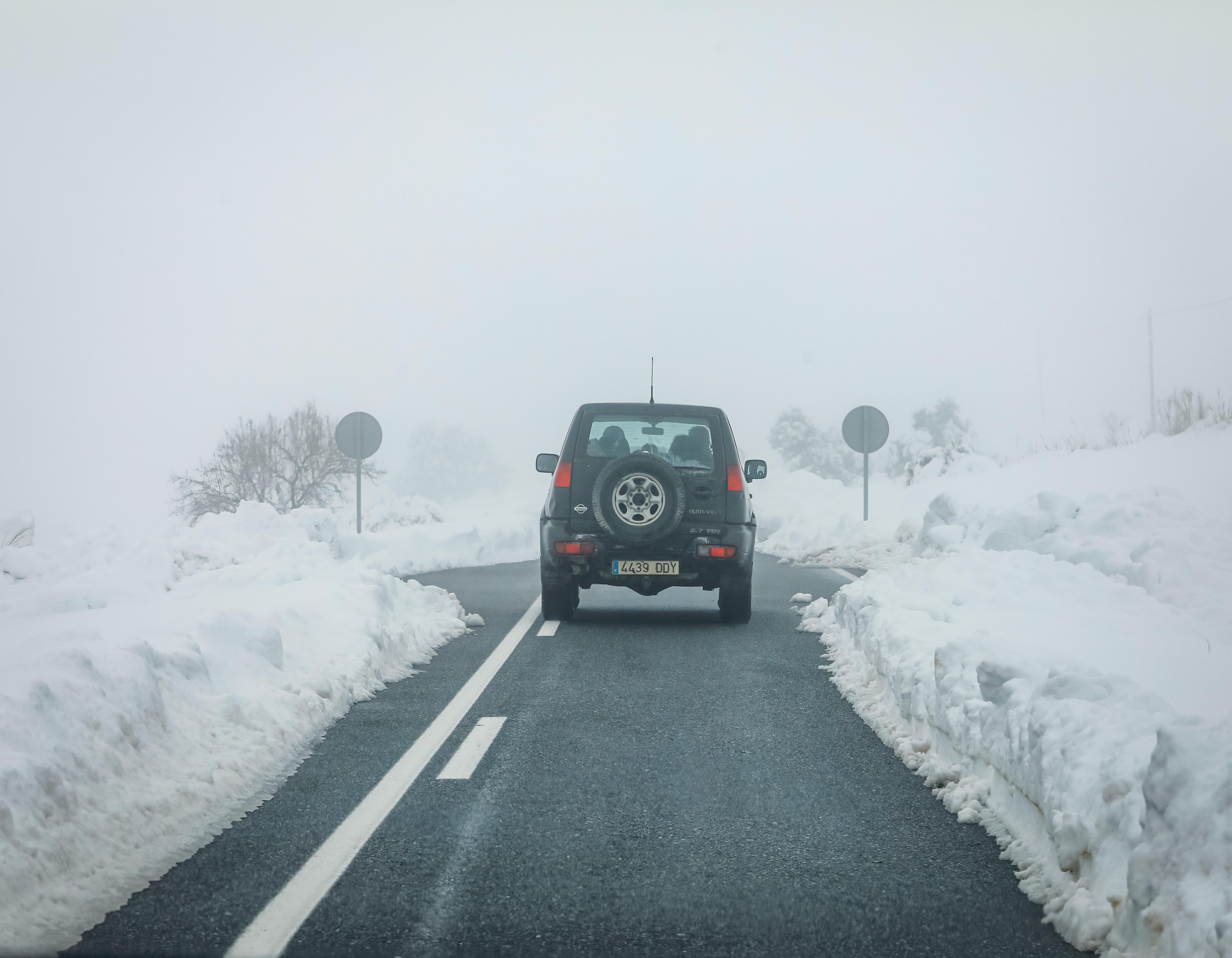 Son los propios vecinos los que arriman el hombro para abrir senderos en los muros de nieve,que ha dejado estampas para el recuerdo