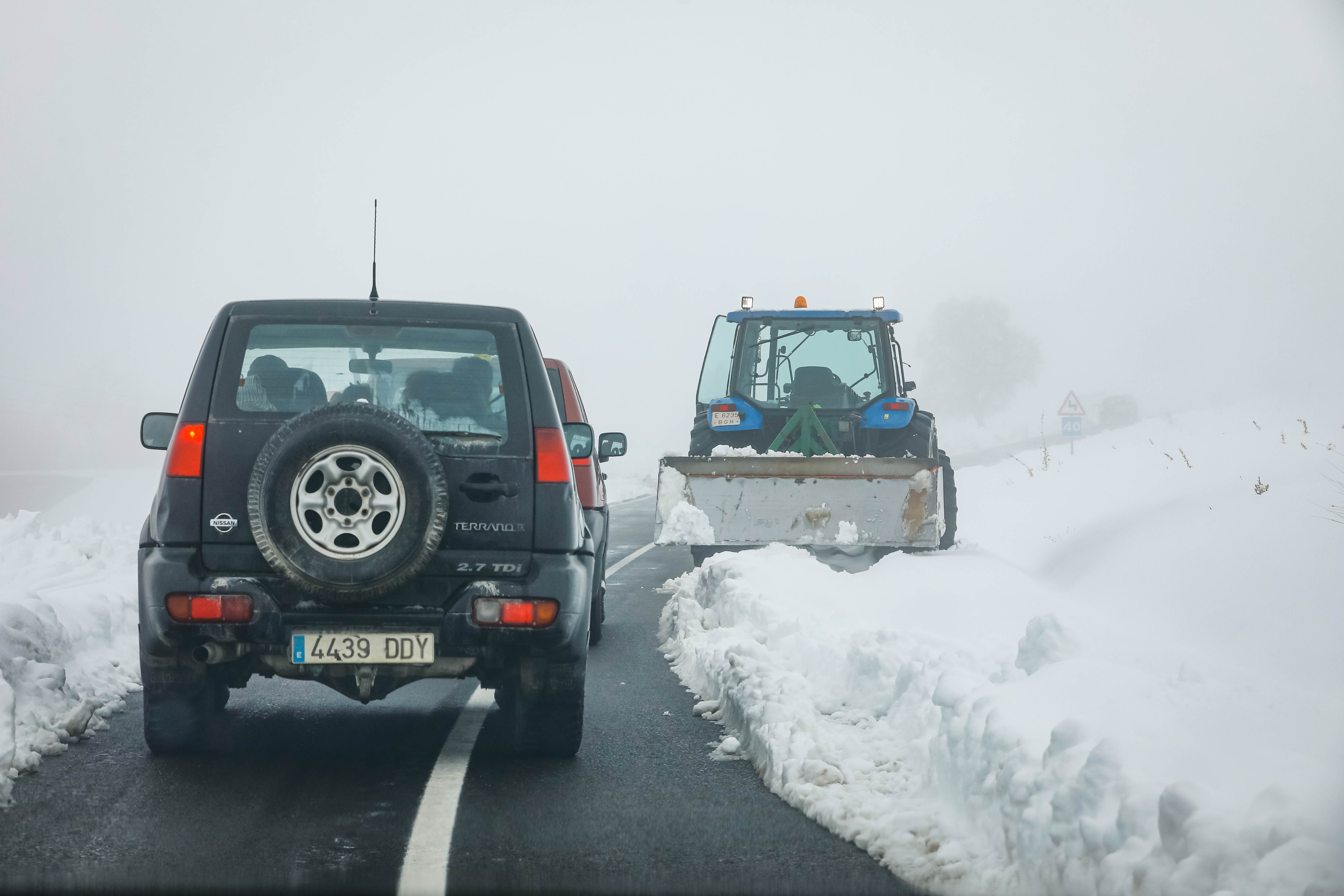 Son los propios vecinos los que arriman el hombro para abrir senderos en los muros de nieve,que ha dejado estampas para el recuerdo