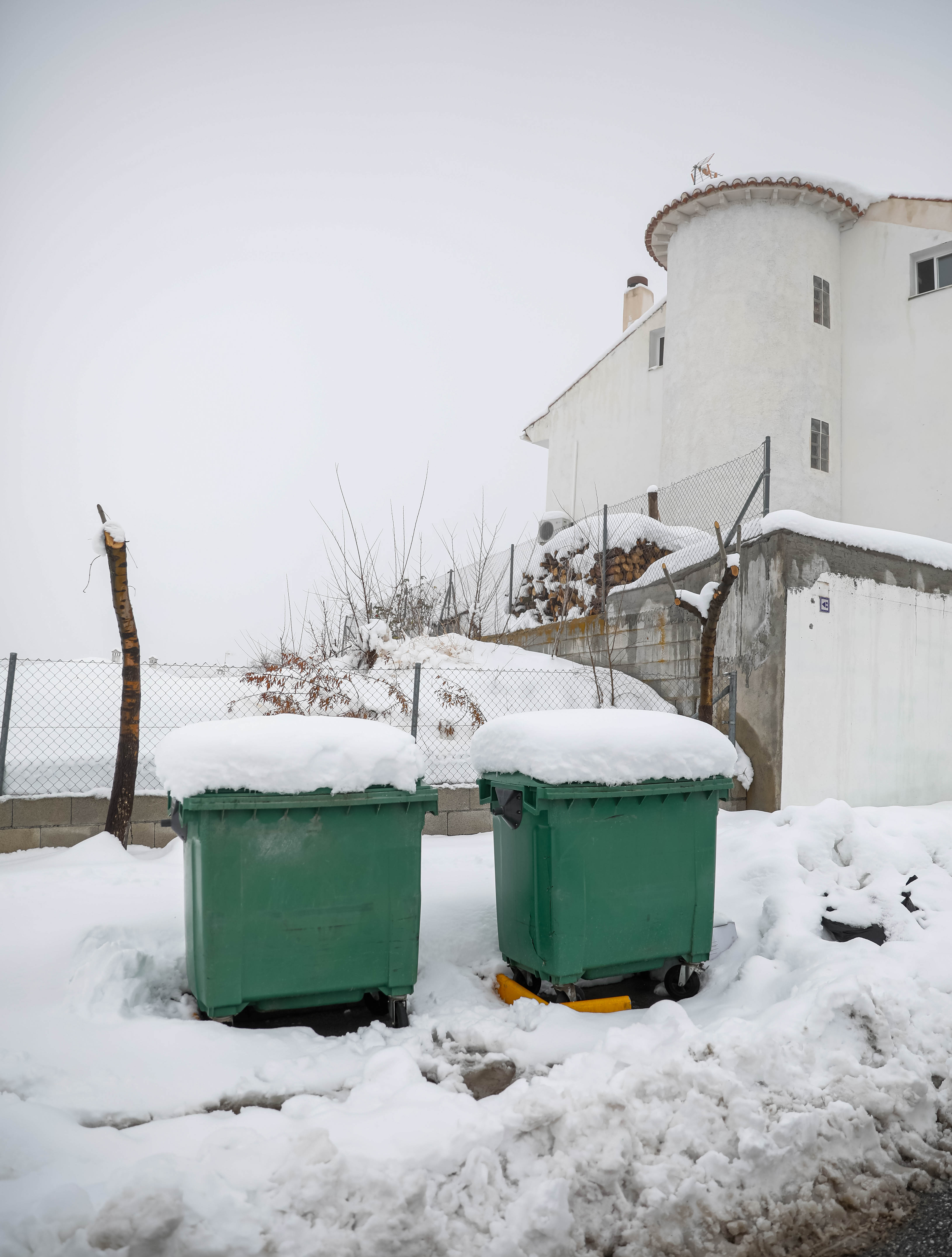 Son los propios vecinos los que arriman el hombro para abrir senderos en los muros de nieve,que ha dejado estampas para el recuerdo