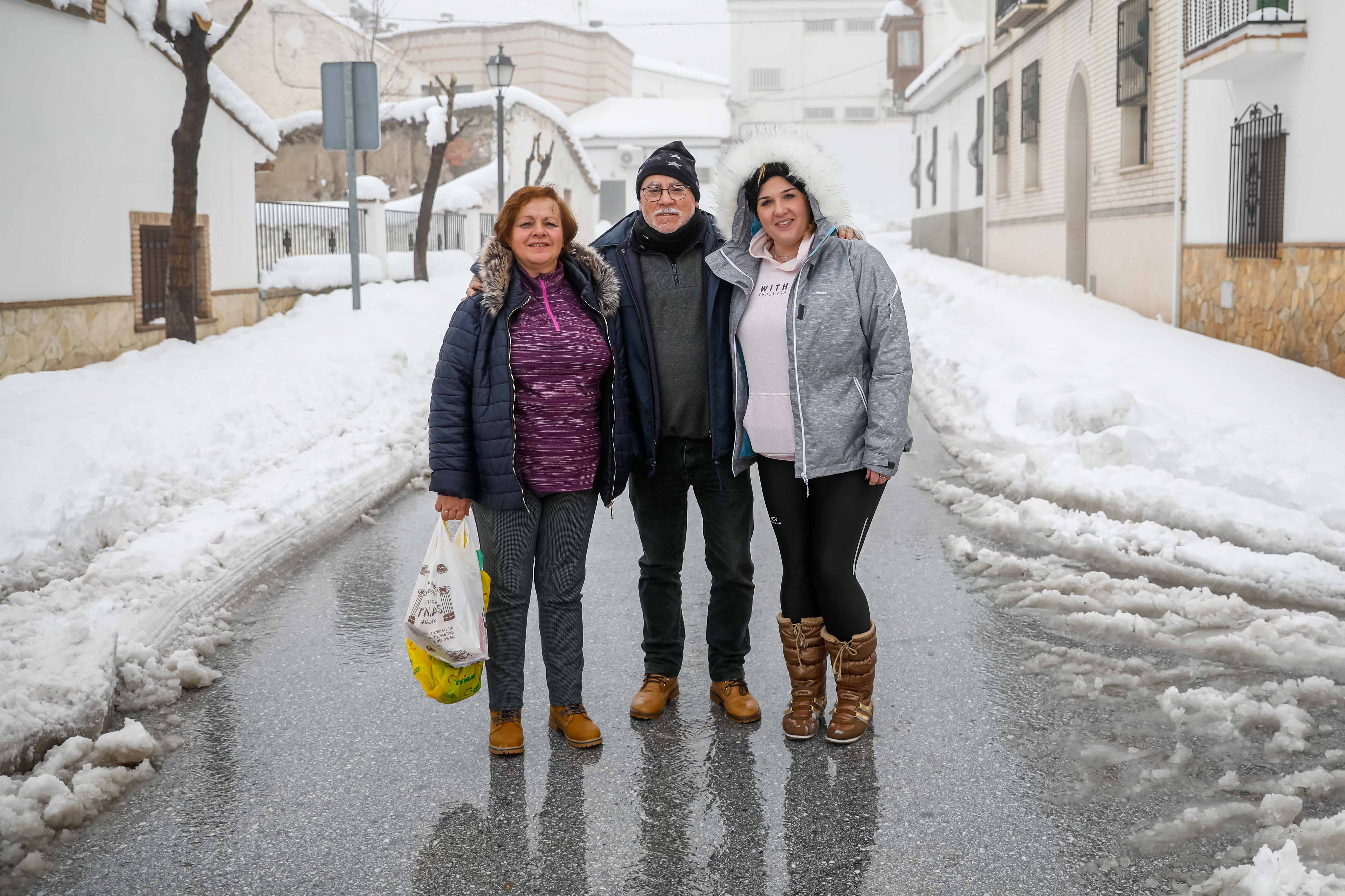 Son los propios vecinos los que arriman el hombro para abrir senderos en los muros de nieve,que ha dejado estampas para el recuerdo