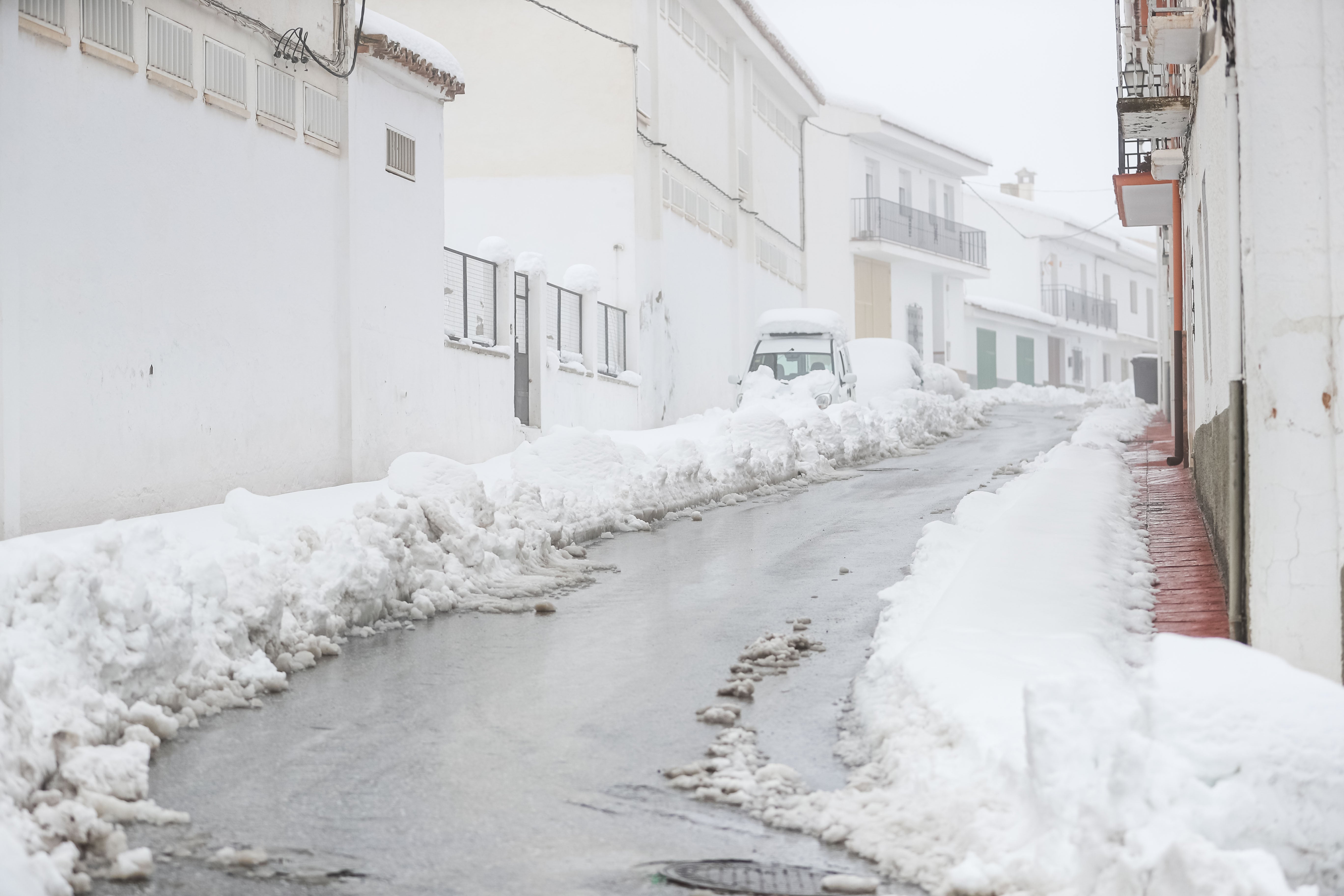 Son los propios vecinos los que arriman el hombro para abrir senderos en los muros de nieve,que ha dejado estampas para el recuerdo