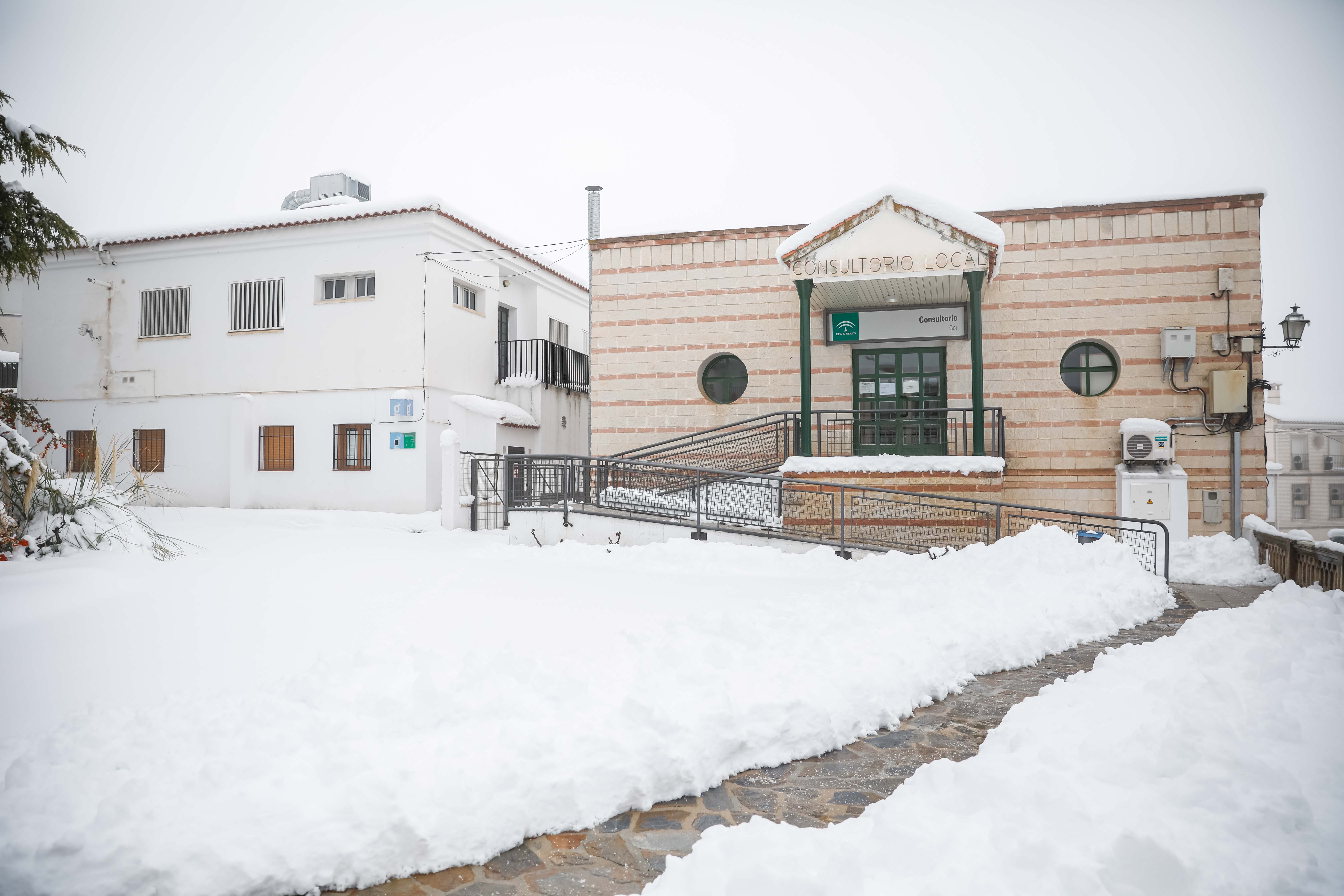 Son los propios vecinos los que arriman el hombro para abrir senderos en los muros de nieve,que ha dejado estampas para el recuerdo