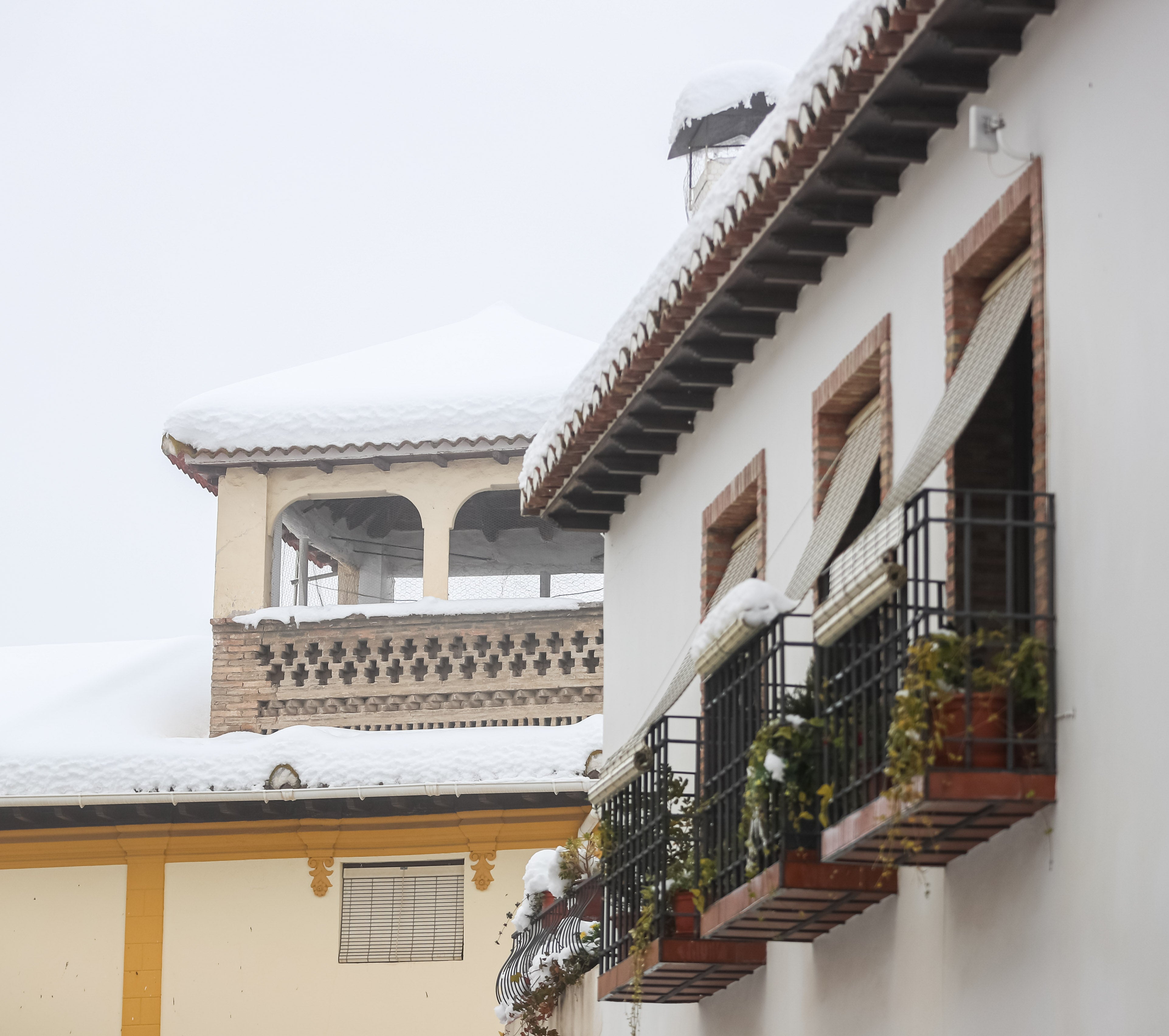 Son los propios vecinos los que arriman el hombro para abrir senderos en los muros de nieve,que ha dejado estampas para el recuerdo