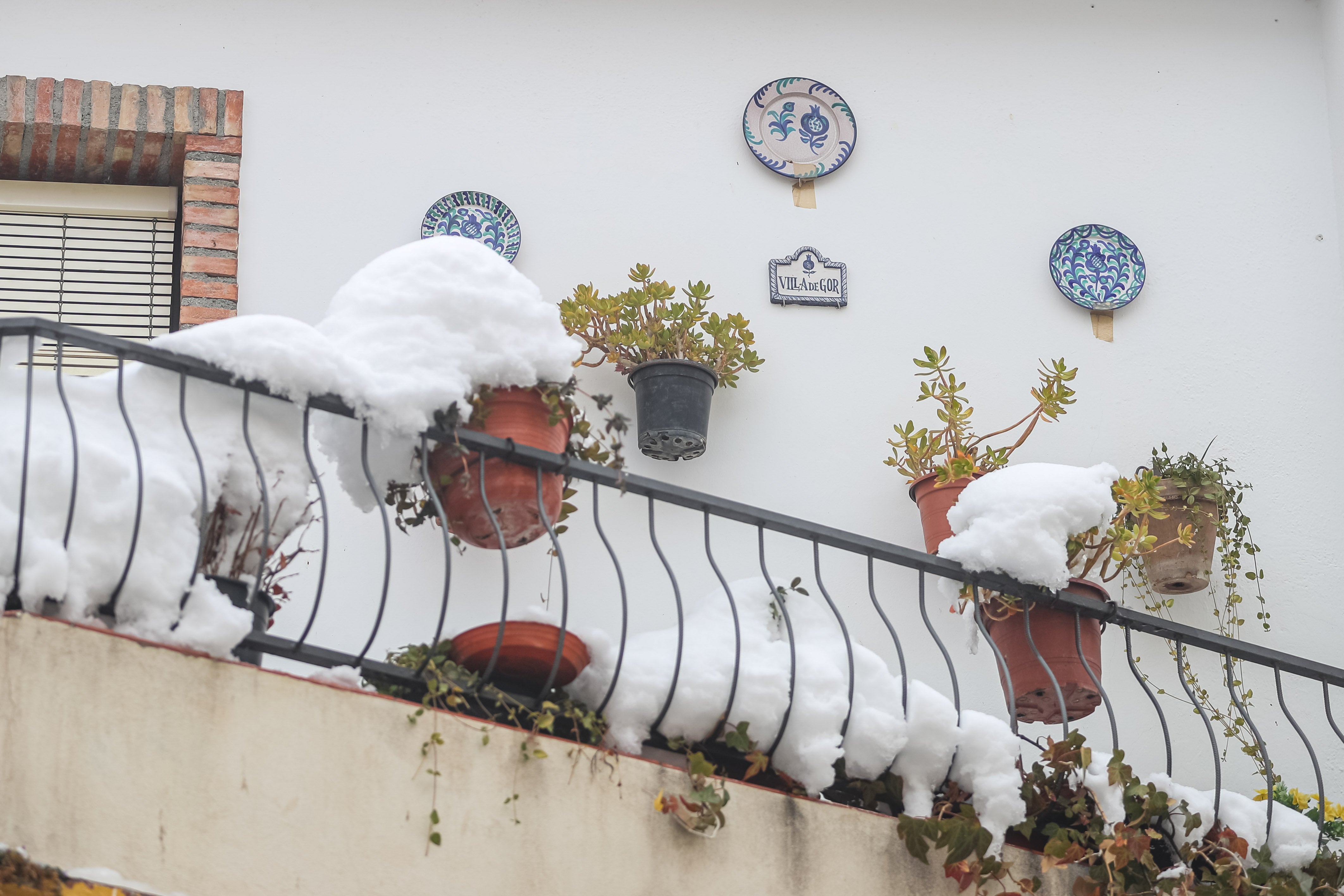 Son los propios vecinos los que arriman el hombro para abrir senderos en los muros de nieve,que ha dejado estampas para el recuerdo