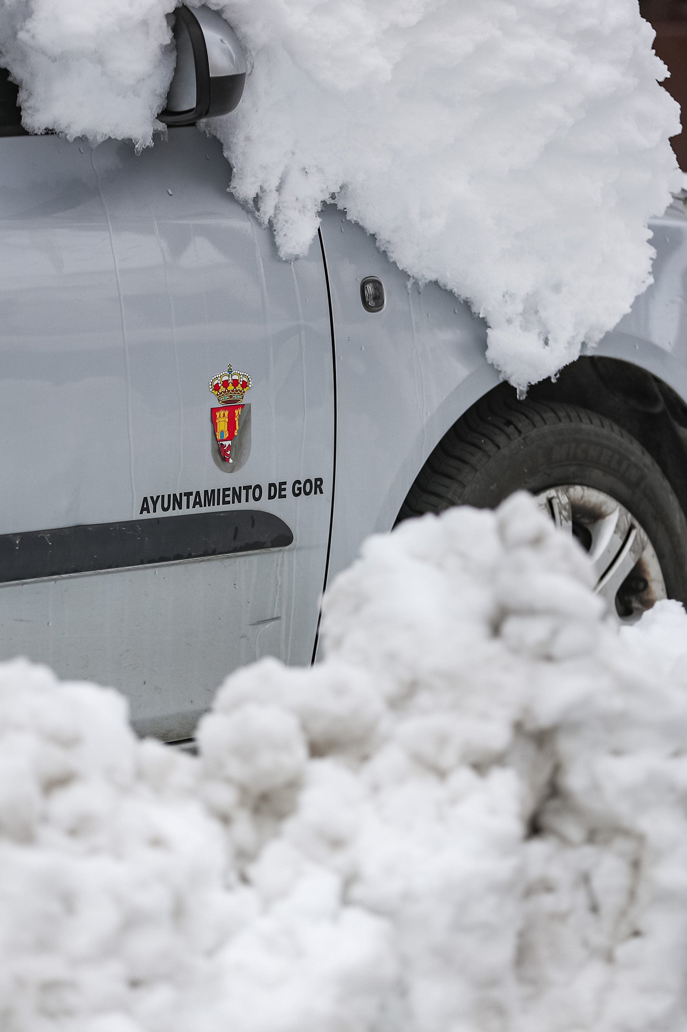 Son los propios vecinos los que arriman el hombro para abrir senderos en los muros de nieve,que ha dejado estampas para el recuerdo