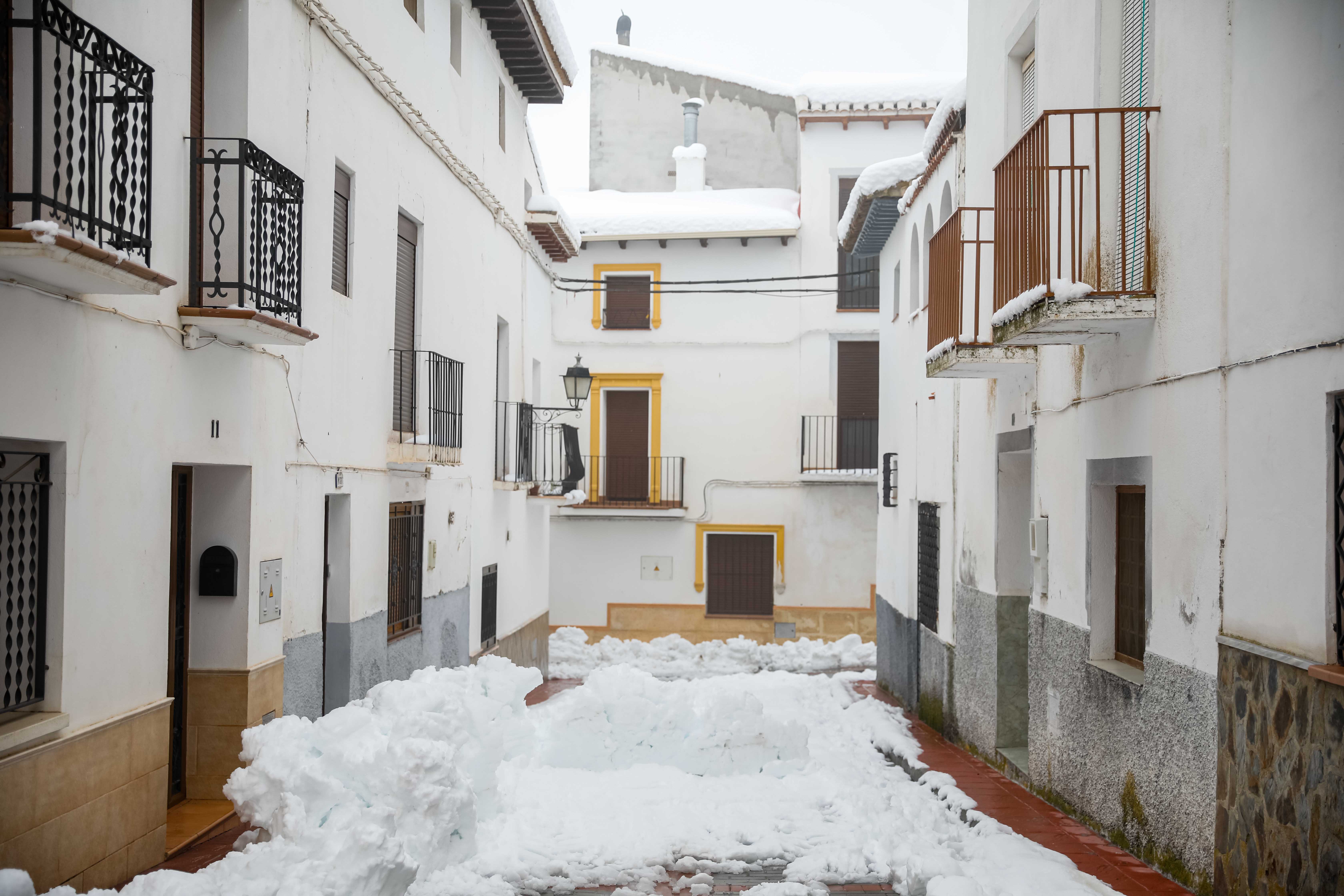 Son los propios vecinos los que arriman el hombro para abrir senderos en los muros de nieve,que ha dejado estampas para el recuerdo