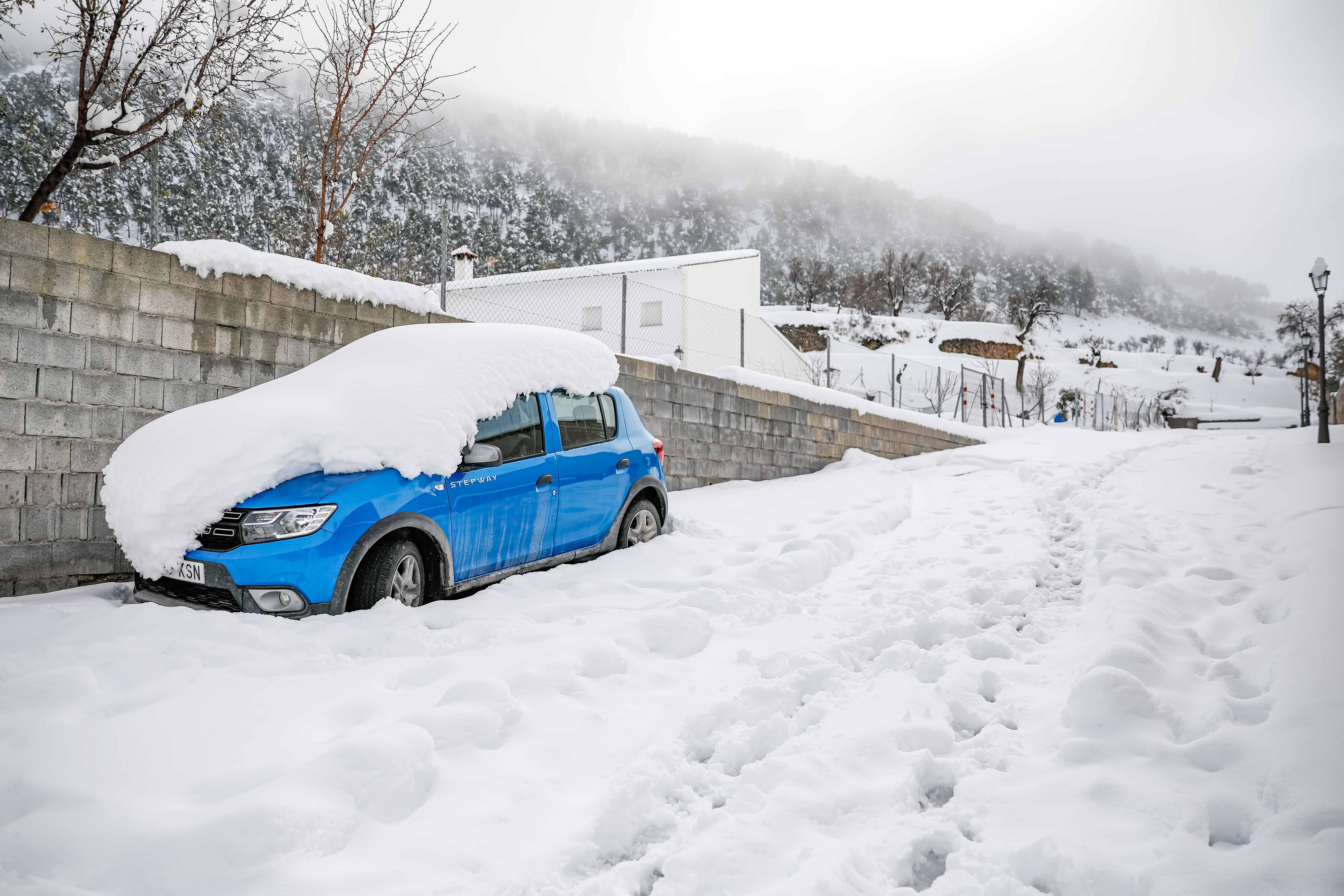 Son los propios vecinos los que arriman el hombro para abrir senderos en los muros de nieve,que ha dejado estampas para el recuerdo