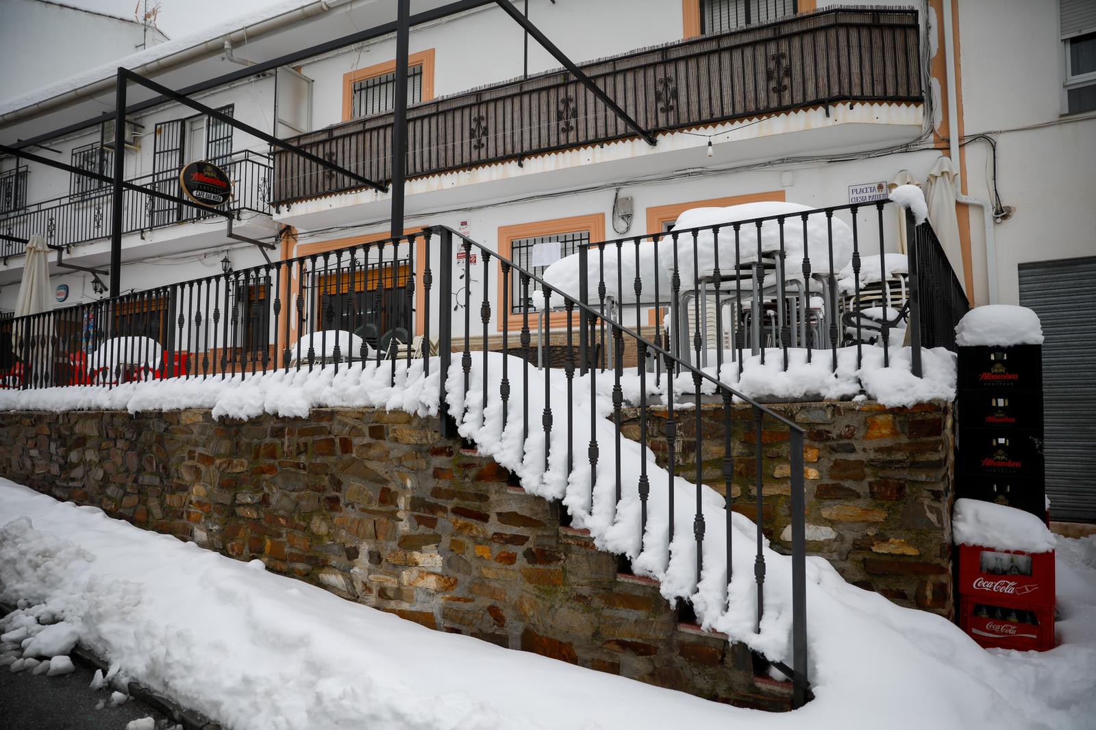 Son los propios vecinos los que arriman el hombro para abrir senderos en los muros de nieve,que ha dejado estampas para el recuerdo