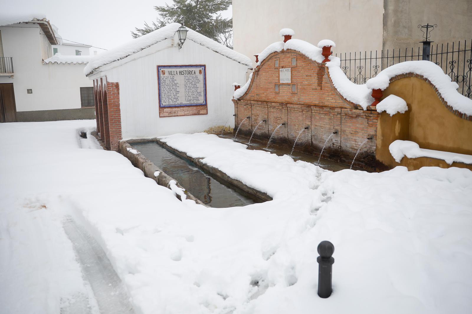 Son los propios vecinos los que arriman el hombro para abrir senderos en los muros de nieve,que ha dejado estampas para el recuerdo