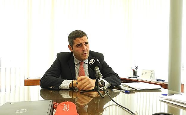El concejal de Economía y Función Pública, Juan José Alonso, ayer ante los medios.
