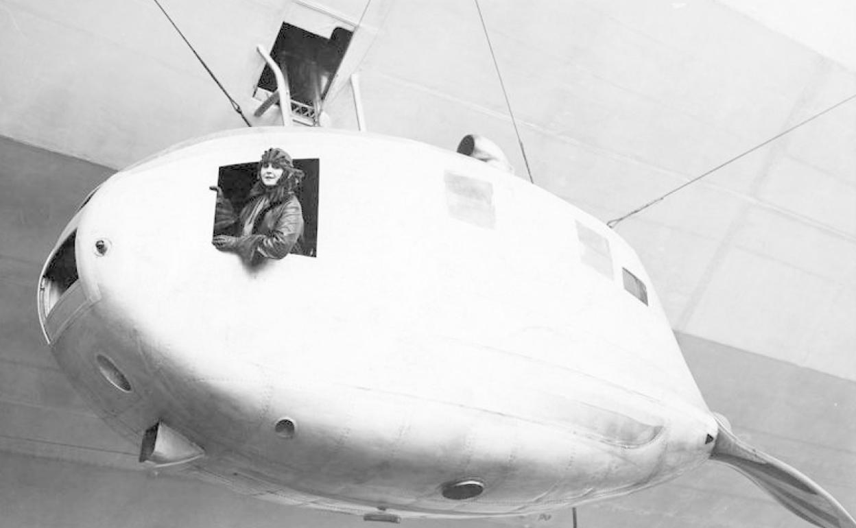 Lady Grace Drummon-Hay, asomándose en el Graf Zeppelin que dio la vuelta al mundo en 1929 