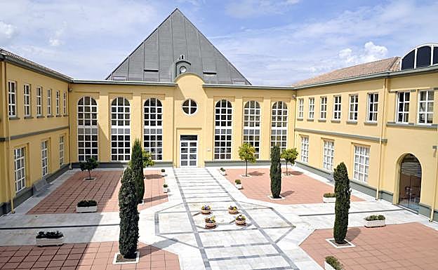 Los trabajadores de la Escuela Andaluza de Salud Pública temen que sus puestos de trabajo peligren por los cambios de gestión.