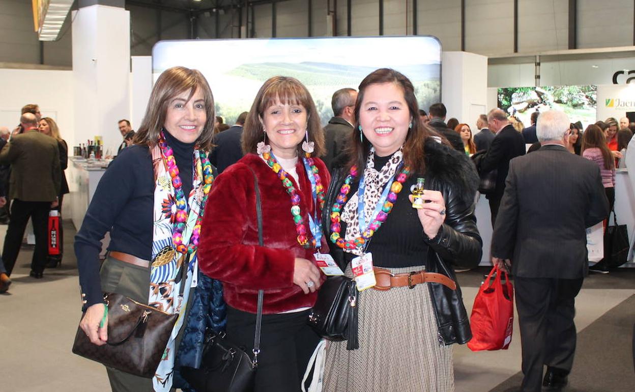 Teresa Lai, primera por la izquierda, con otras dos hosteleras con las que realizó la visita. 