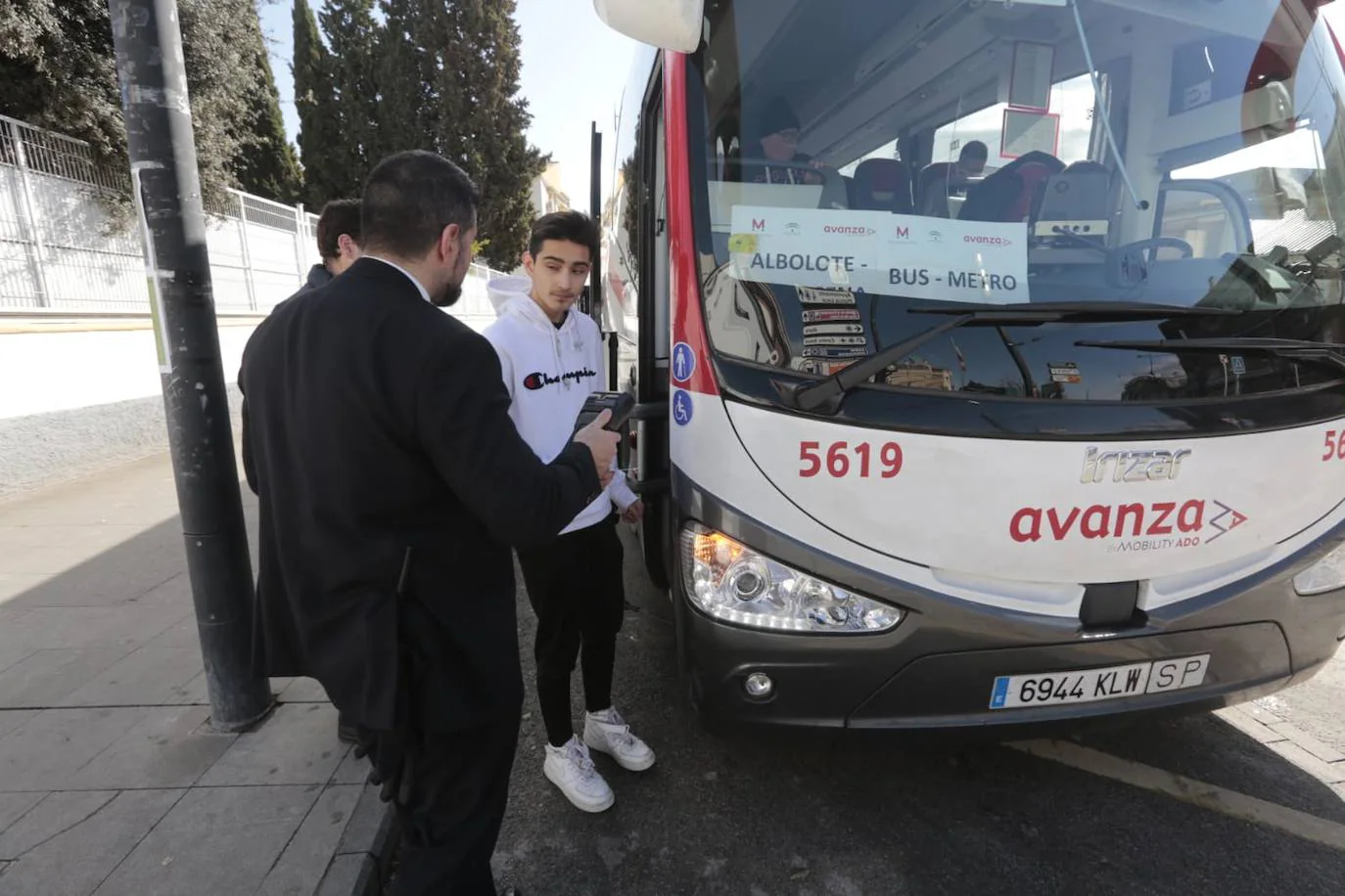 Se ha cortado la carretera «para evitar males mayores» y la obra de reparación durará varios días 