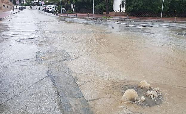 Imagen principal - La tormenta descarga con fuerza en Almuñécar e inunda varias calles