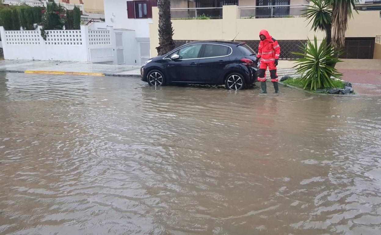 La tormenta descarga con fuerza en Almuñécar e inunda varias calles