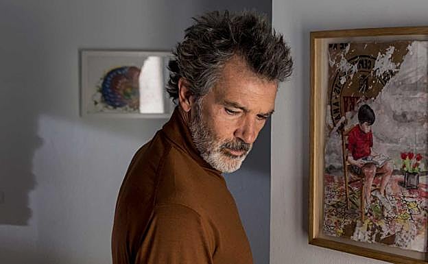 Imagen principal - Arriba, Banderas en 'Dolor y gloria', debajo, Karra Elejalde y Amenábar, durante el rodaje de 'Mientras dure la guerra' y Antonio de la Torre en 'La trinchera infinita'.