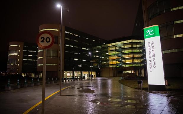 El hospital Clínico, esta noche, adonde ha llegado el paciente con fiebre. 