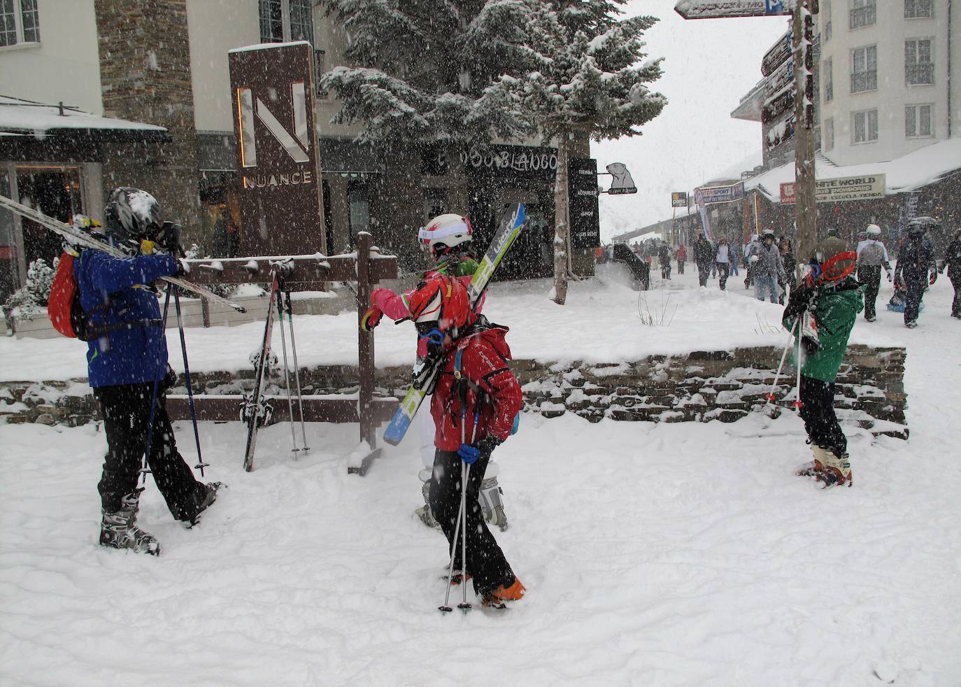 La estación ha abierto intermitentemente este sábado con importante presencia de público a pesar del temporal 