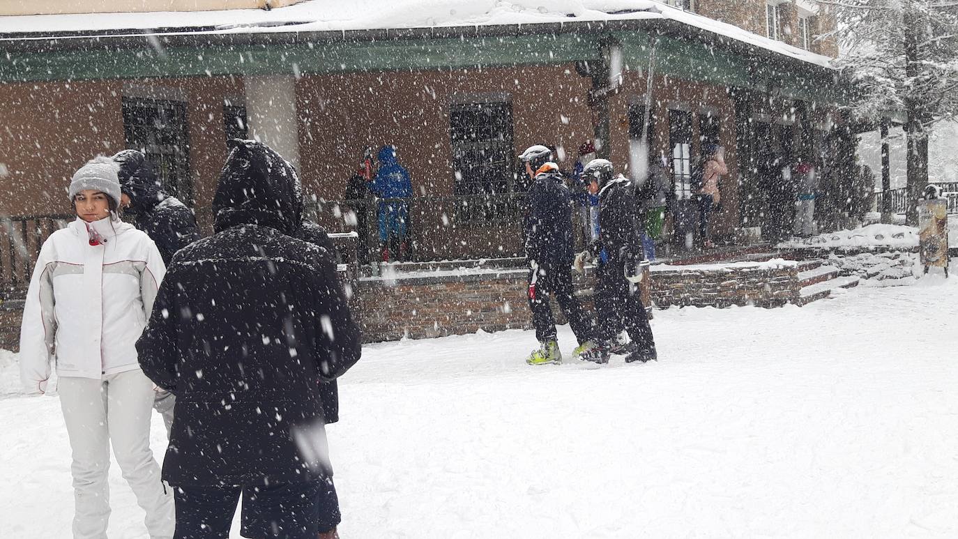 La estación ha abierto intermitentemente este sábado con importante presencia de público a pesar del temporal 